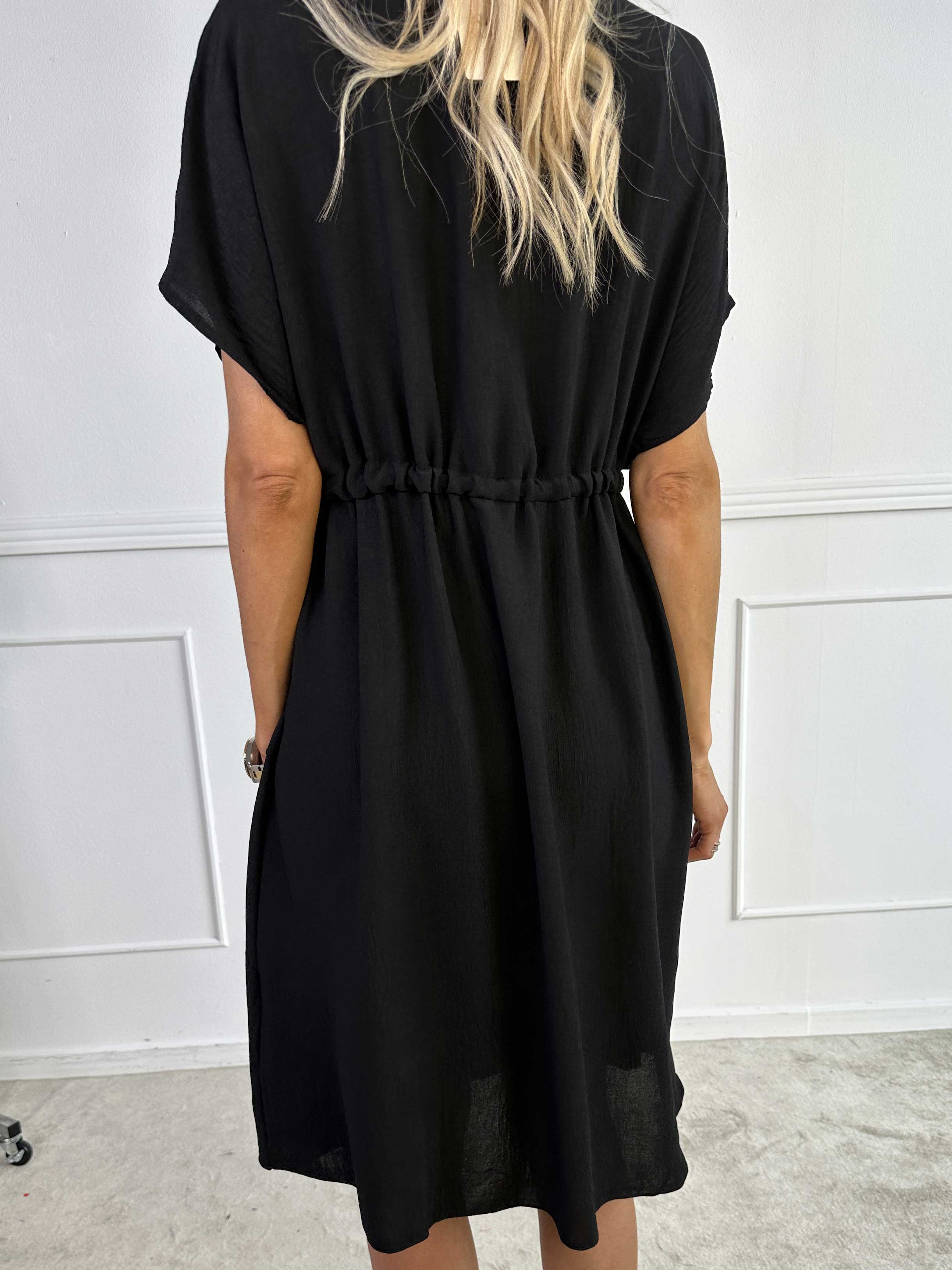 Ada - Sød kjole med vogue henover brystet